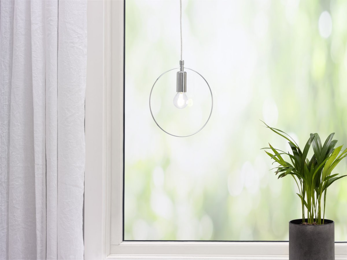 Spartan ringo Ø20 Chrom vindueslampe Fra Cottex - Spartan Ringo vindueslampe i metal er en minimalistisk og moderne lampe, der giver et stilrent udtryk til dit hjem.
