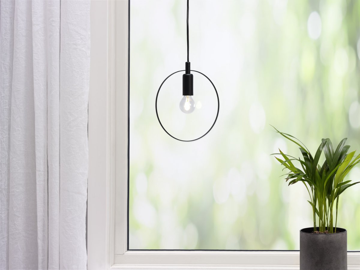 Spartan ringo Ø20 Sort vindueslampe Fra Cottex - Spartan Ringo vindueslampe i metal er en minimalistisk og moderne lampe, der giver et stilrent udtryk til dit hjem.