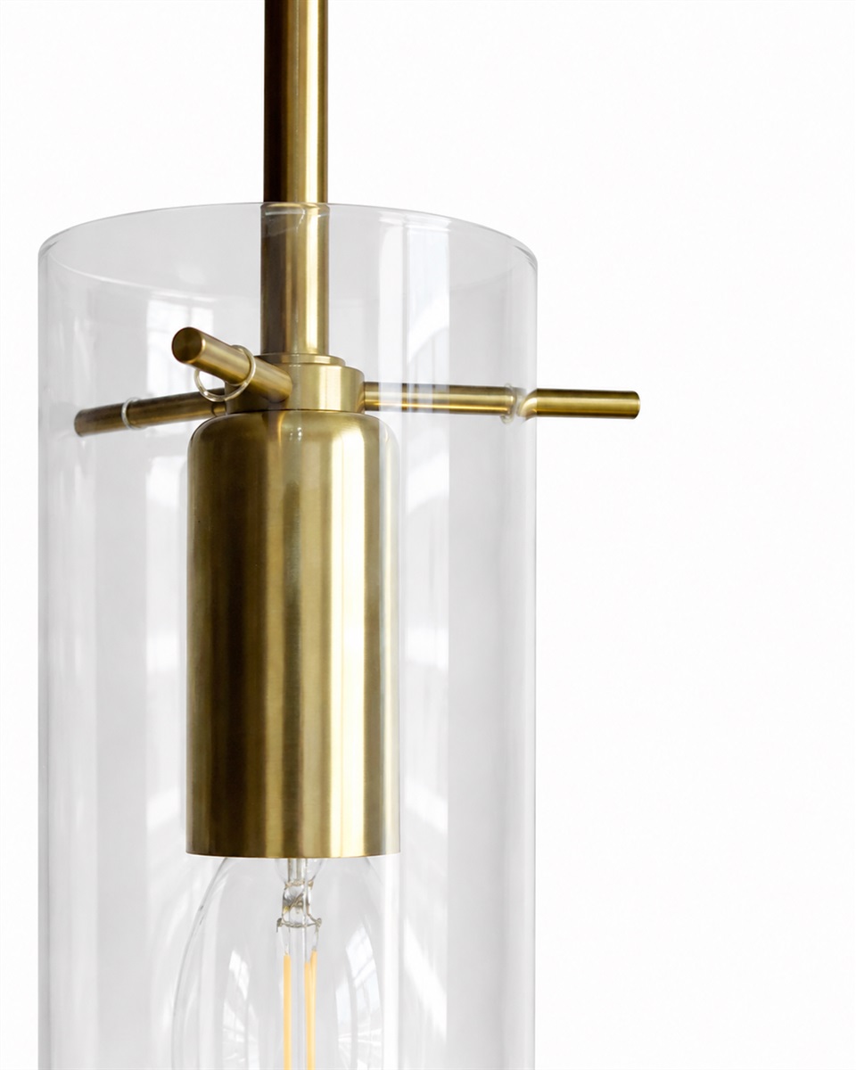 Cilinda Ø7 Messing/transparent vindueslampe Fra Nordic Lighting - Det klare glas skaber en flot spredning af lys og i kombination med messingdetaljerne bliver det til en stilfuld indretningsdetalje.
