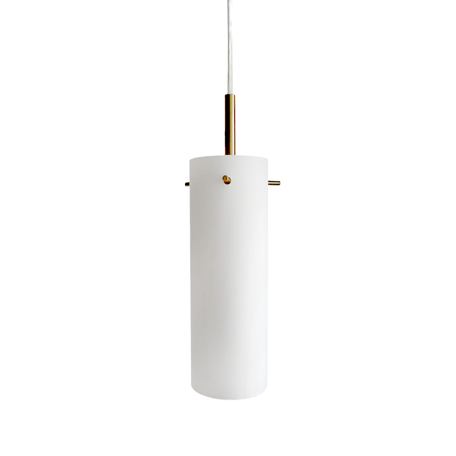 Cilinda Ø7 Messing/hvid vindueslampe Fra Nordic Lighting - Det hvide glas skaber en flot spredning af lys og i kombination med messingdetaljerne bliver det en stilfuld indretningsdetalje.