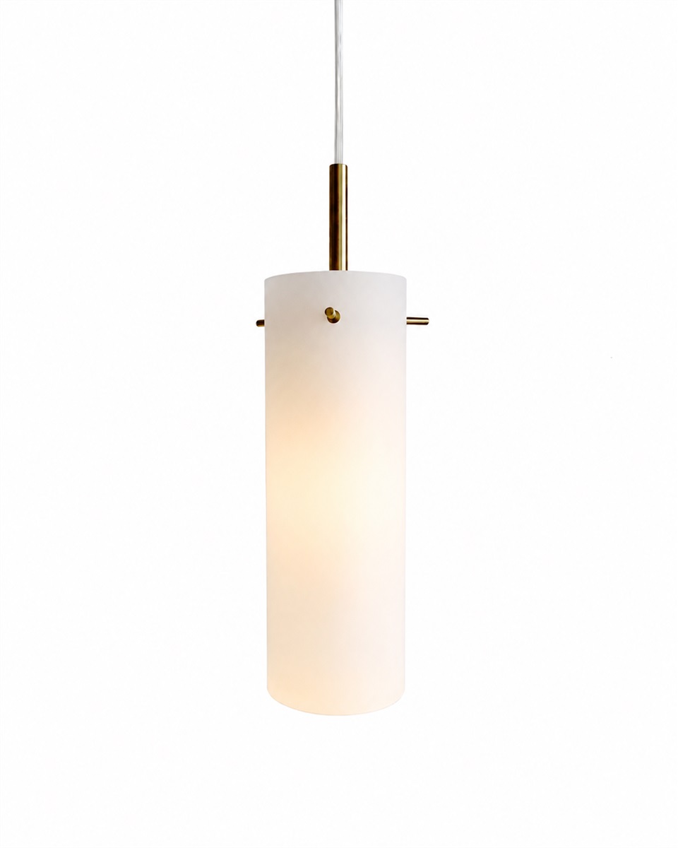 Cilinda Ø7 Messing/hvid vindueslampe Fra Nordic Lighting - Det hvide glas skaber en flot spredning af lys og i kombination med messingdetaljerne bliver det en stilfuld indretningsdetalje.