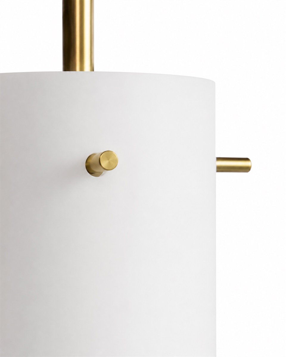 Cilinda Ø7 Messing/hvid vindueslampe Fra Nordic Lighting - Det hvide glas skaber en flot spredning af lys og i kombination med messingdetaljerne bliver det en stilfuld indretningsdetalje.
