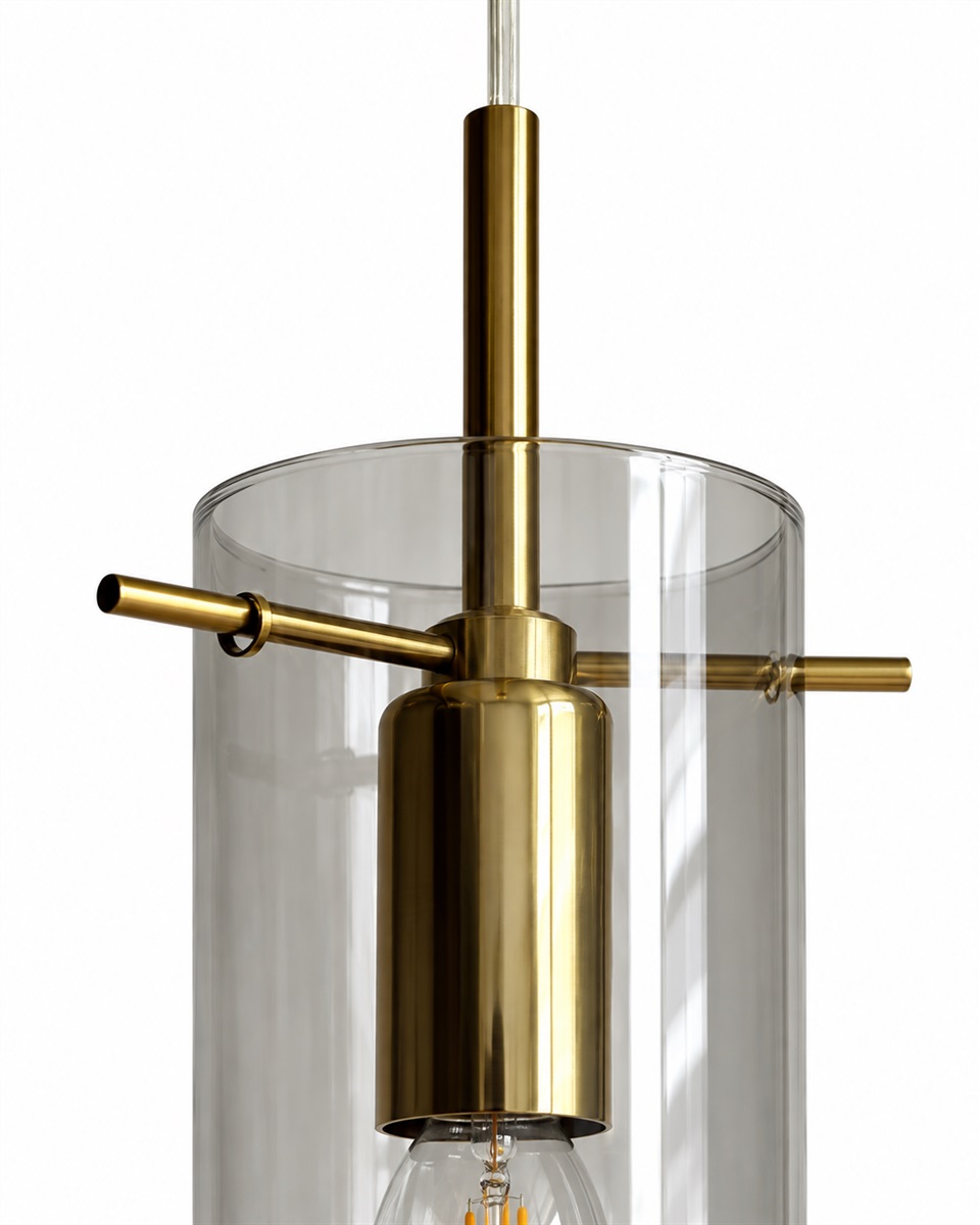 Cilinda Ø7 Messing/røget vindueslampe Fra Nordic Lighting - Det r&oslash;gede glas skaber en flot spredning af lys og i kombination med messingdetaljerne bliver det til en stilfuld indretningsdetalje.