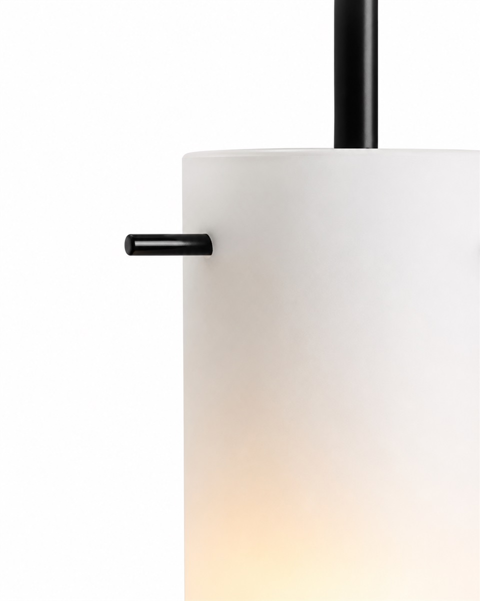 Cilinda Ø7 Sort og hvid vindueslampe Fra Nordic Lighting - Det hvide glas skaber en flot spredning af lys og i kombination med det sorte metal bliver det en stilfuld indretningsdetalje.
