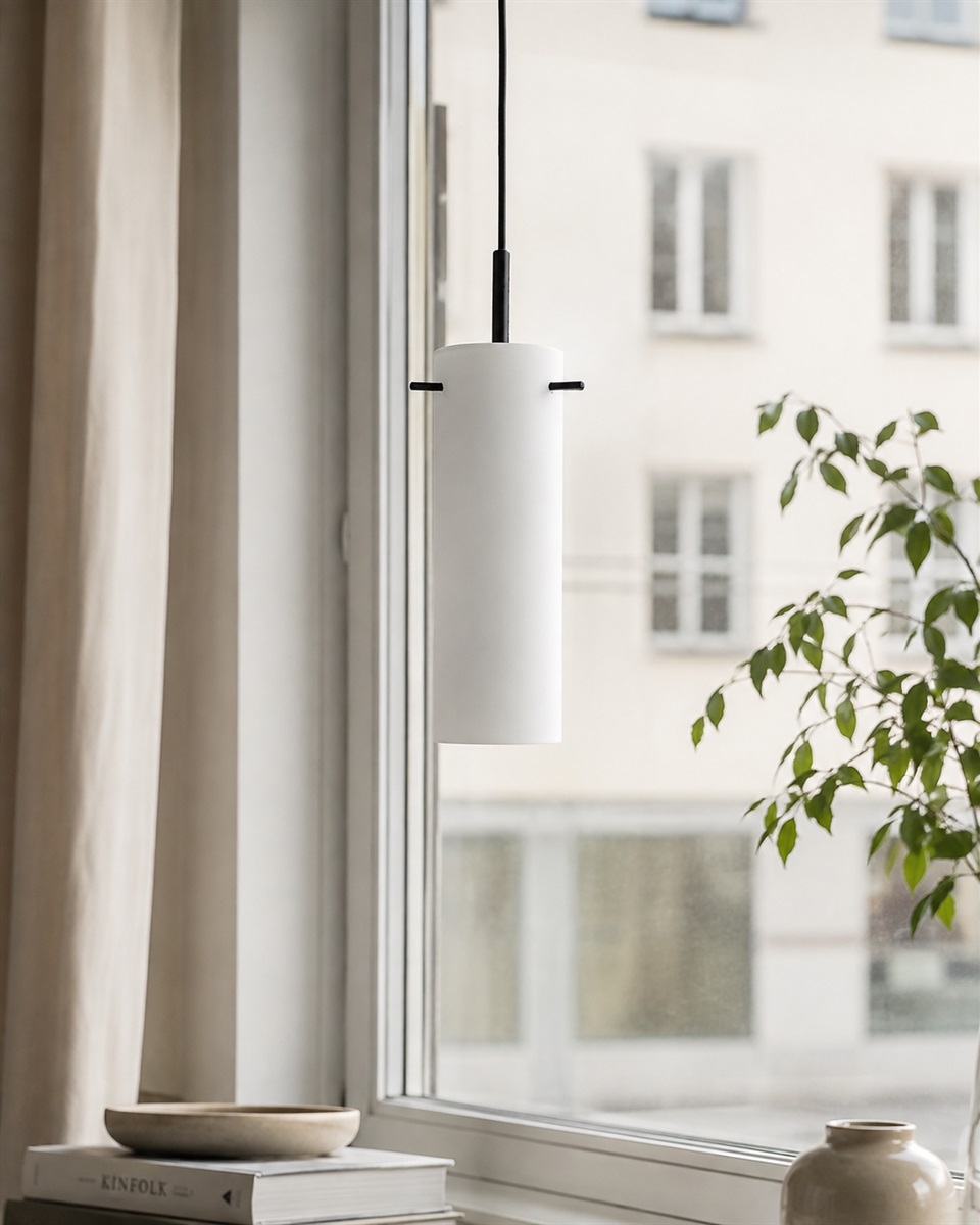 Cilinda Ø7 Sort og hvid vindueslampe Fra Nordic Lighting - Det hvide glas skaber en flot spredning af lys og i kombination med det sorte metal bliver det en stilfuld indretningsdetalje.