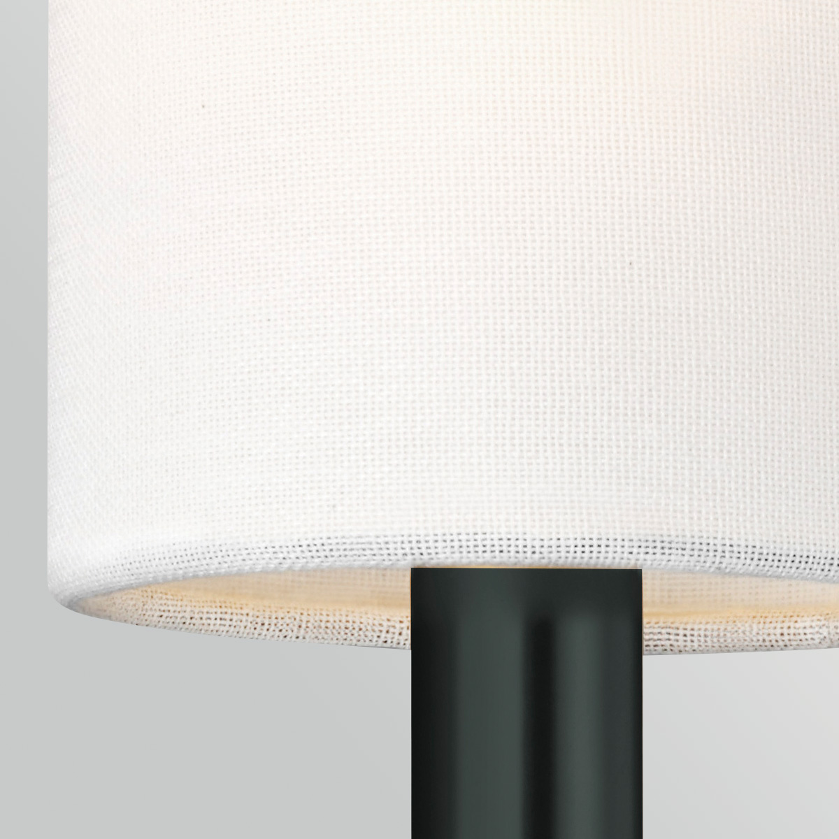 Brianna 36cm Sort væglampe Fra Elstead Lighting - Lampen er lavet af sort metal og har en bl&oslash;dt buet arm, der skaber en flot kontrast mod den lige v&aelig;gplade.