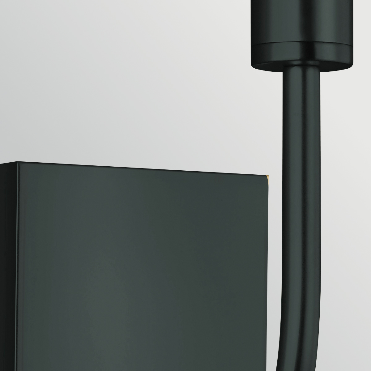 Brianna 36cm Sort væglampe Fra Elstead Lighting - Lampen er lavet af sort metal og har en bl&oslash;dt buet arm, der skaber en flot kontrast mod den lige v&aelig;gplade.