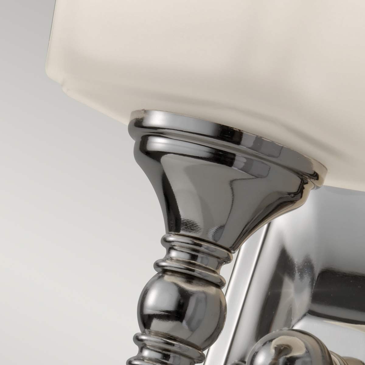 Concord 26cm Chrom badeværelseslampe Fra Elstead Lighting - Den er lavet af stål og glas af høj kvalitet og har en stilfuld kromfinish, der giver en luksuriøs følelse.