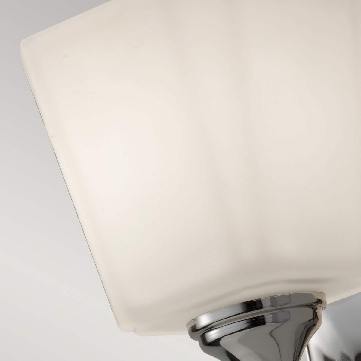 Concord 26cm Chrom badeværelseslampe Fra Elstead Lighting - Den er lavet af stål og glas af høj kvalitet og har en stilfuld kromfinish, der giver en luksuriøs følelse.