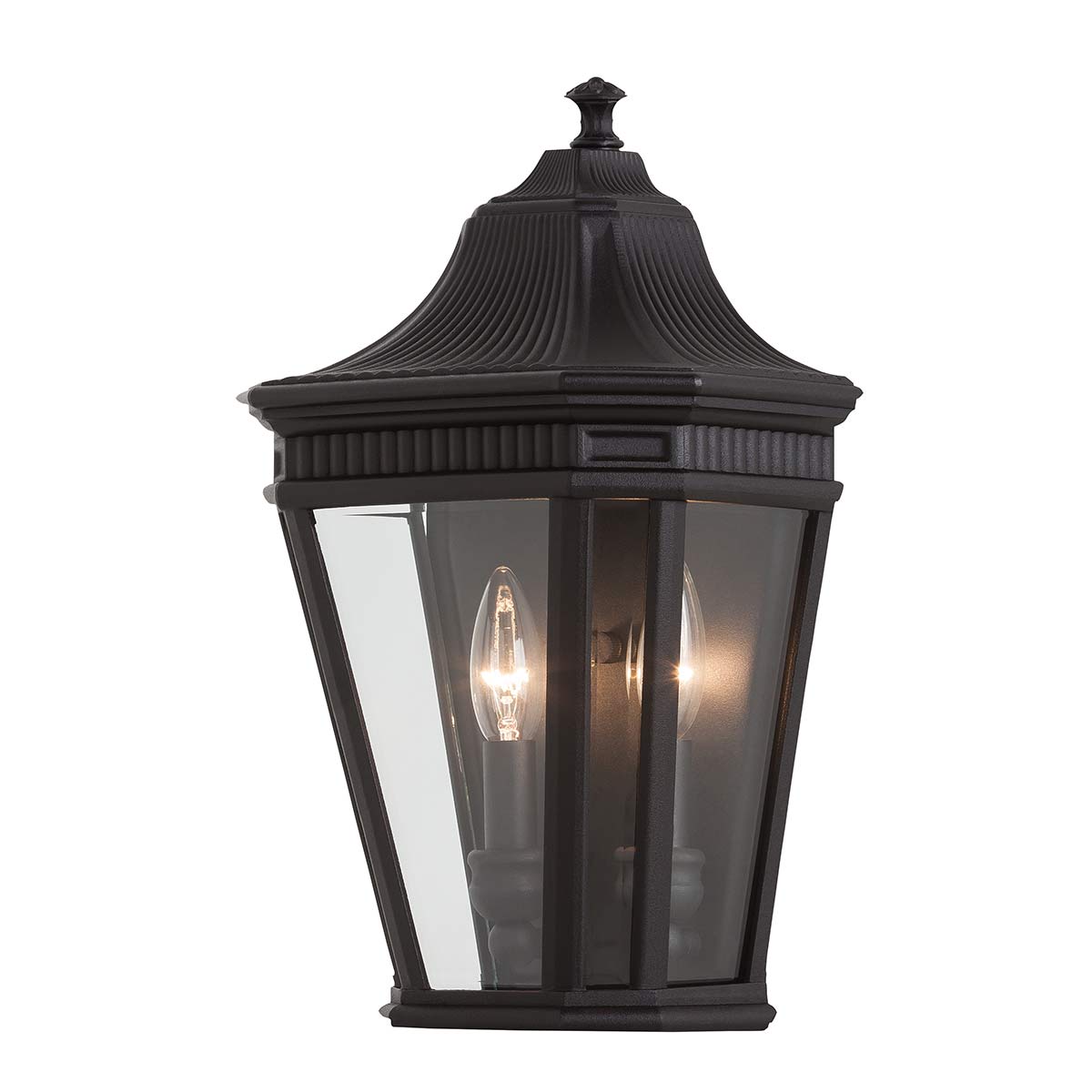 Cotswold Lane Sort udendørslampe Fra Elstead Lighting - Cotswold væglampen har et klassisk design, der minder om antikke gaslanterner, med detaljer, der ligner arkitektoniske lister i toppen.