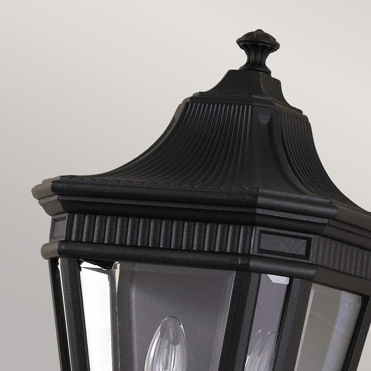 Cotswold Lane Sort udendørslampe Fra Elstead Lighting - Cotswold væglampen har et klassisk design, der minder om antikke gaslanterner, med detaljer, der ligner arkitektoniske lister i toppen.