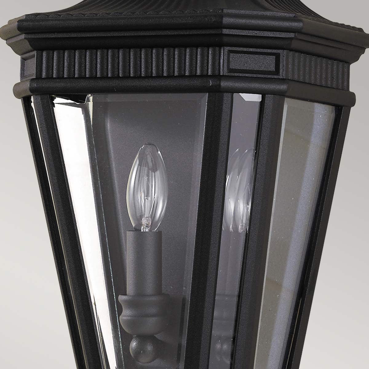Cotswold Lane Sort udendørslampe Fra Elstead Lighting - Cotswold væglampen har et klassisk design, der minder om antikke gaslanterner, med detaljer, der ligner arkitektoniske lister i toppen.