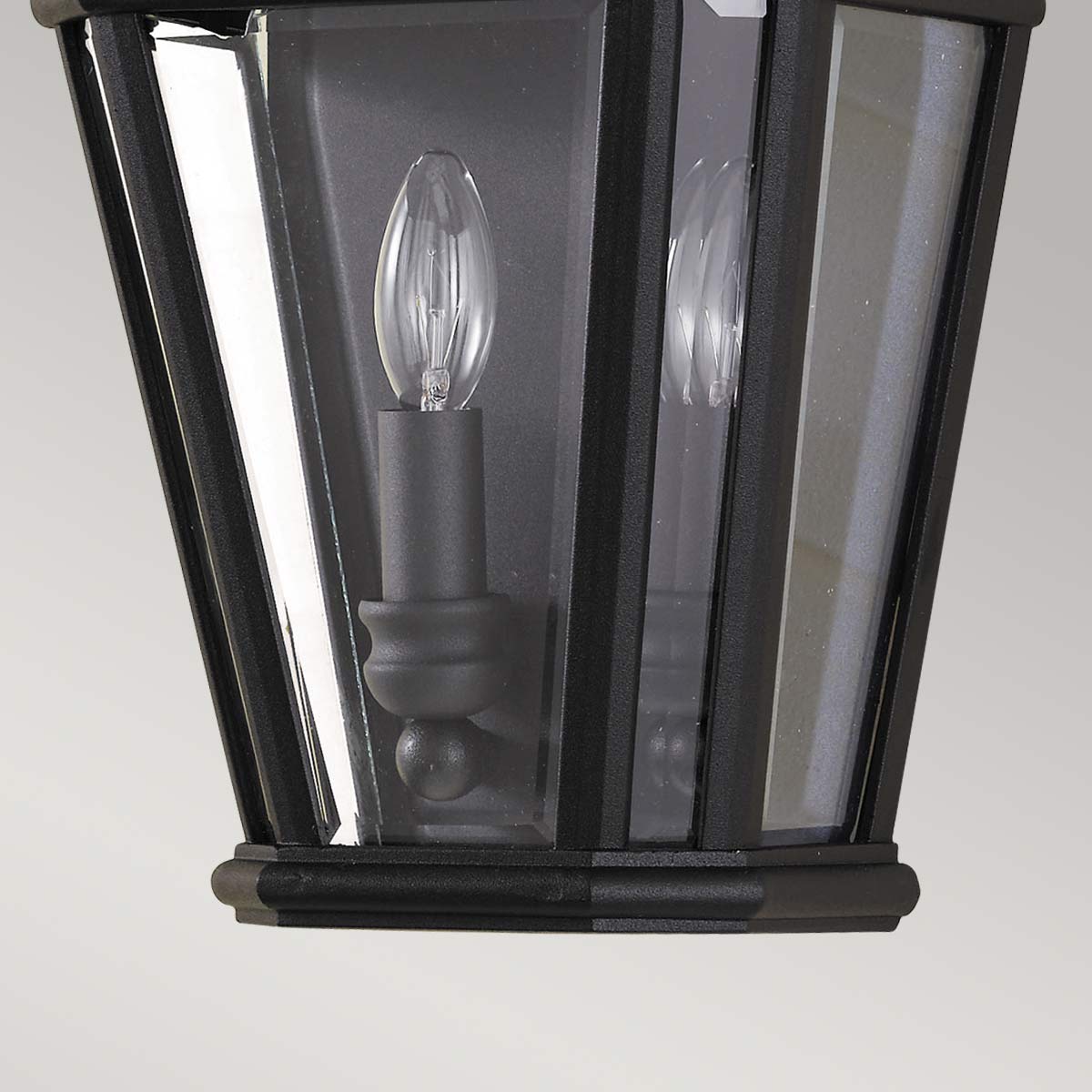Cotswold Lane Sort udendørslampe Fra Elstead Lighting - Cotswold væglampen har et klassisk design, der minder om antikke gaslanterner, med detaljer, der ligner arkitektoniske lister i toppen.