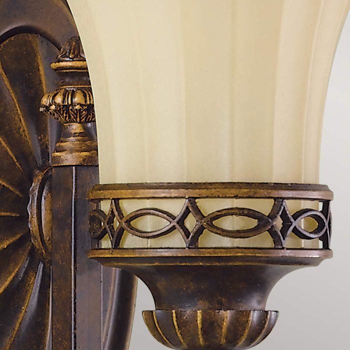 Drawing Room 25cm Bronze væglampe Fra Elstead Lighting - Ljusk&auml;llan omfamnas av det dekorativa glaset som bidrar med en fin och harmonisk ljusspridning i rummet.