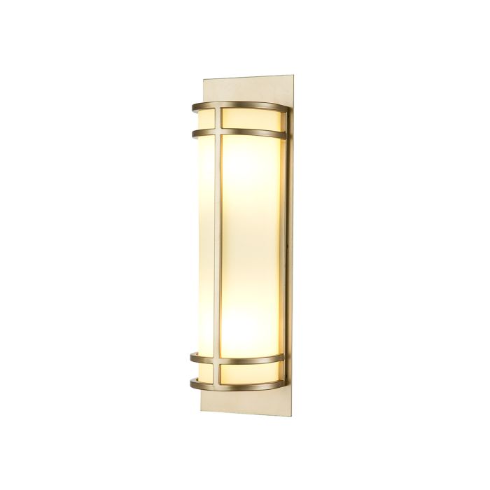 Fusion 43cm Messing væglampe Fra Elstead Lighting - Armaturet har en rektangulær vægplade og en række ydre stænger, der holder en cylindrisk ramme.