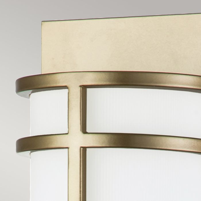 Fusion 43cm Messing væglampe Fra Elstead Lighting - Armaturet har en rektangulær vægplade og en række ydre stænger, der holder en cylindrisk ramme.
