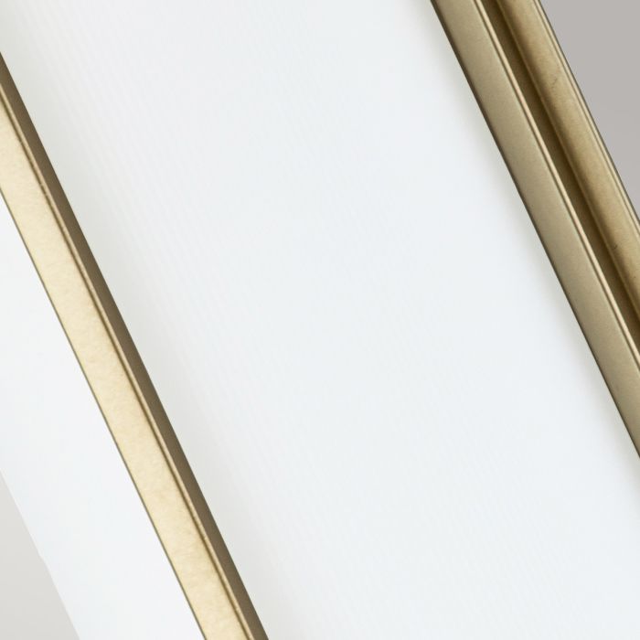 Fusion 43cm Messing væglampe Fra Elstead Lighting - Armaturet har en rektangulær vægplade og en række ydre stænger, der holder en cylindrisk ramme.