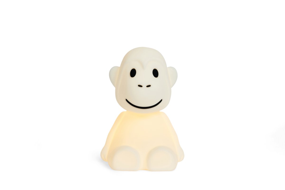Monkey First Light Hvid børnelampe Fra Mr Maria - First Light Monkey er en fortryllende og d&aelig;mpbar natlampe, der repr&aelig;senterer en s&oslash;d abe, designet til at give en sikker og beroligende atmosf&aelig;re i l&oslash;bet af natten.