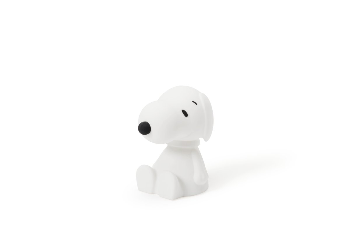 Snoopy First Light Hvid børnelampe Fra Mr Maria - Snoopy lampen er lavet af blød silikone og er en sikker følgesvend til dit barn eller barnebarn.
