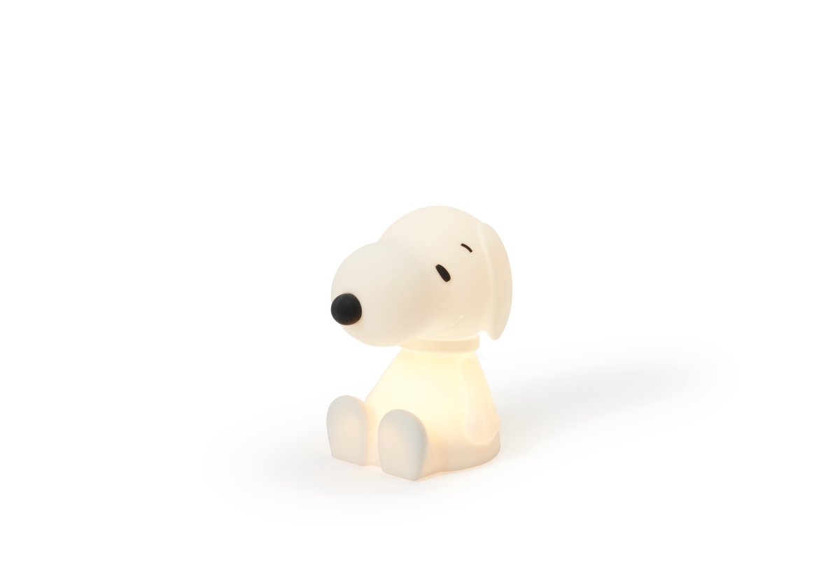 Snoopy First Light Hvid børnelampe Fra Mr Maria - Snoopy lampen er lavet af blød silikone og er en sikker følgesvend til dit barn eller barnebarn.