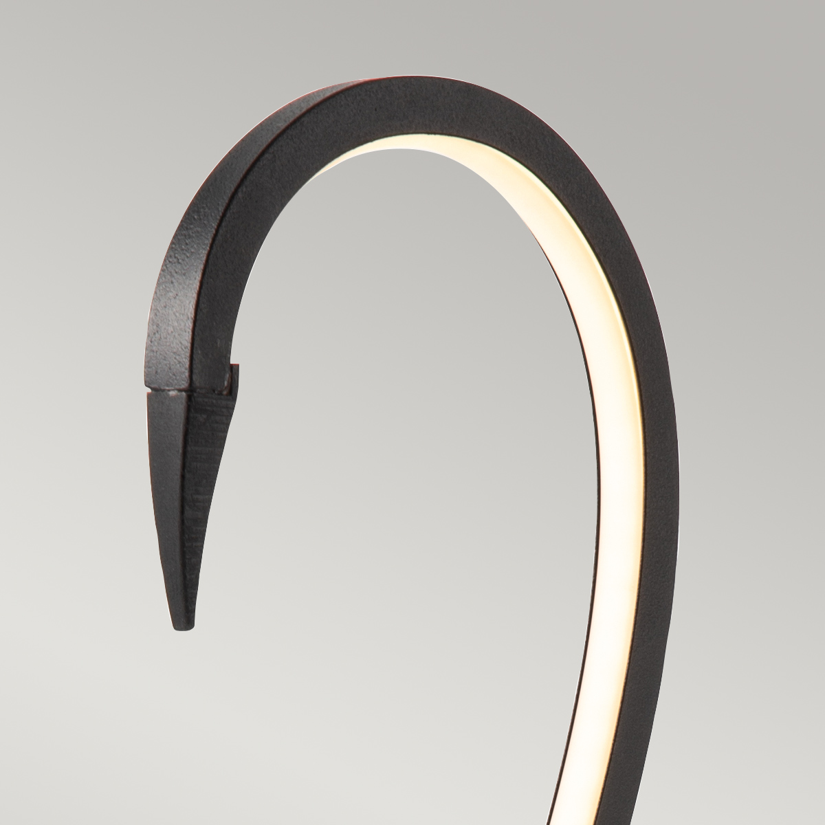 Flamingo 50cm Sort bordlampe Fra Elstead Lighting - Flamingo &auml;r en konstn&auml;rlig och elegant bordslampa som kombinerar modern design med skulptural estetik.