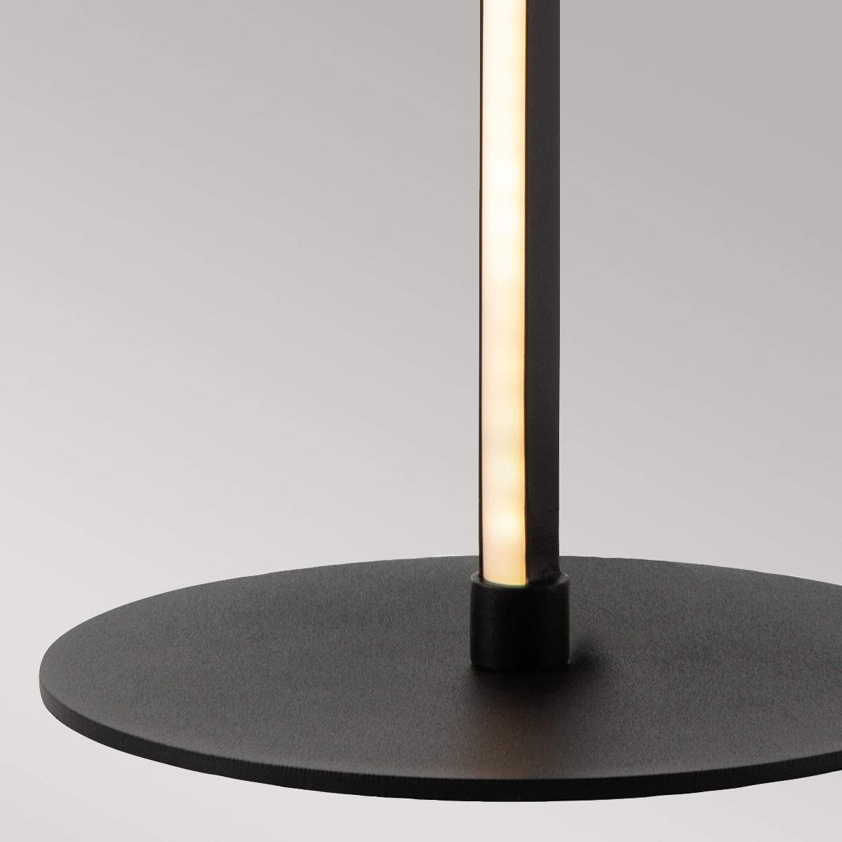 Flamingo 50cm Sort bordlampe Fra Elstead Lighting - Flamingo &auml;r en konstn&auml;rlig och elegant bordslampa som kombinerar modern design med skulptural estetik.