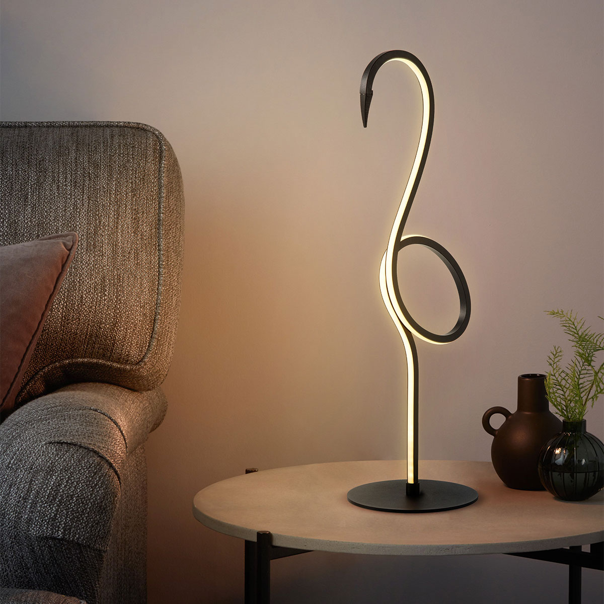 Flamingo 50cm Sort bordlampe Fra Elstead Lighting - Flamingo &auml;r en konstn&auml;rlig och elegant bordslampa som kombinerar modern design med skulptural estetik.