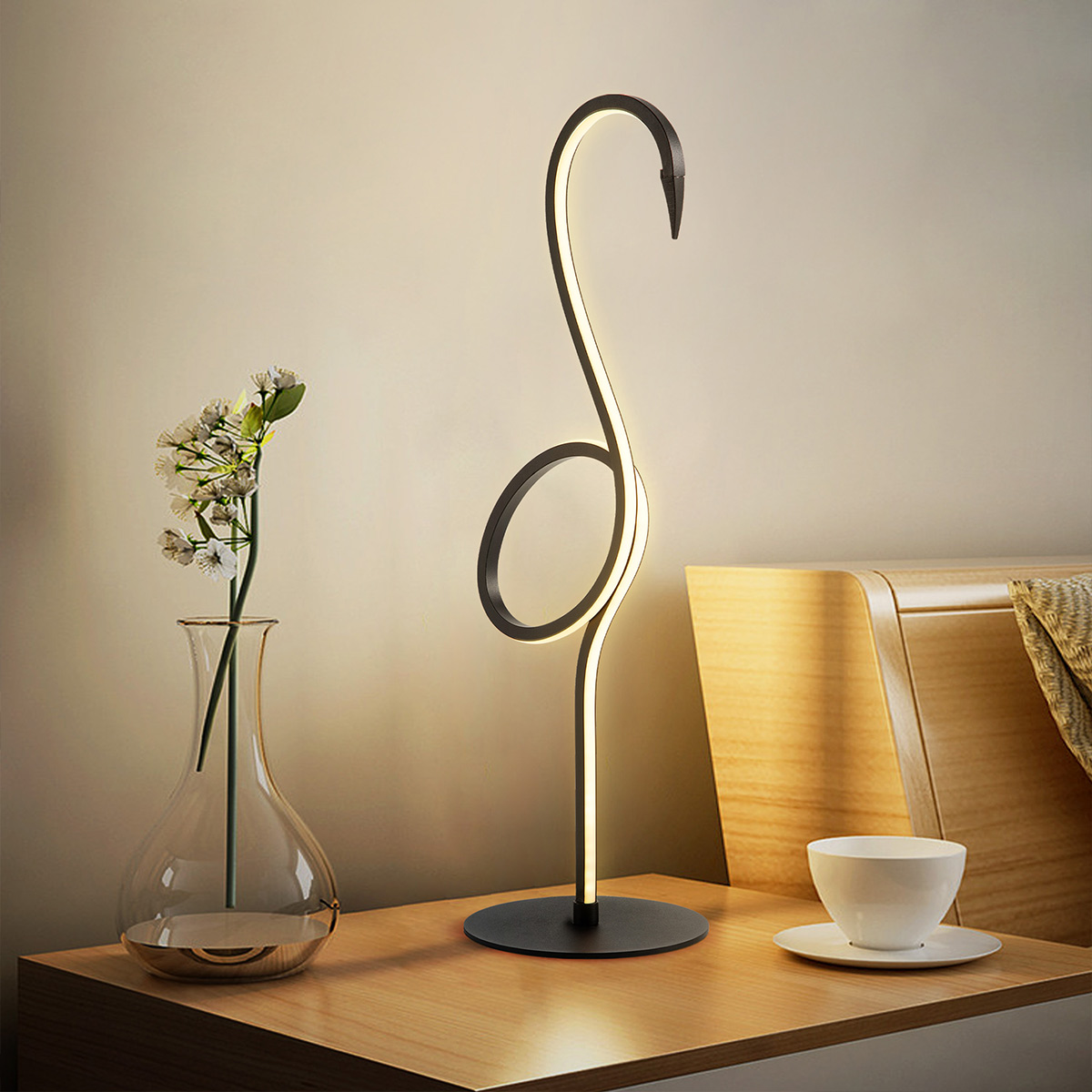 Flamingo 50cm Sort bordlampe Fra Elstead Lighting - Flamingo &auml;r en konstn&auml;rlig och elegant bordslampa som kombinerar modern design med skulptural estetik.