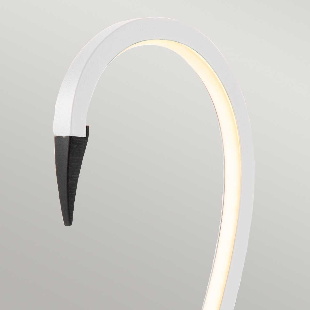 Flamingo 50cm Hvid bordlampe Fra Elstead Lighting - Flamingo &auml;r en konstn&auml;rlig och elegant bordslampa som kombinerar modern design med skulptural estetik.