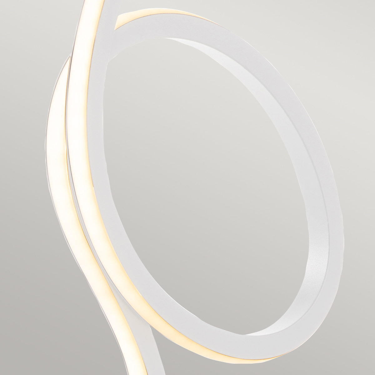 Flamingo 50cm Hvid bordlampe Fra Elstead Lighting - Flamingo &auml;r en konstn&auml;rlig och elegant bordslampa som kombinerar modern design med skulptural estetik.
