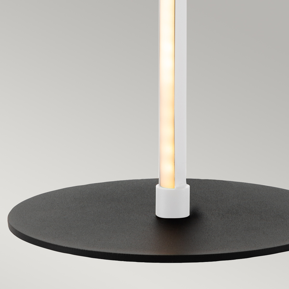 Flamingo 50cm Hvid bordlampe Fra Elstead Lighting - Flamingo &auml;r en konstn&auml;rlig och elegant bordslampa som kombinerar modern design med skulptural estetik.