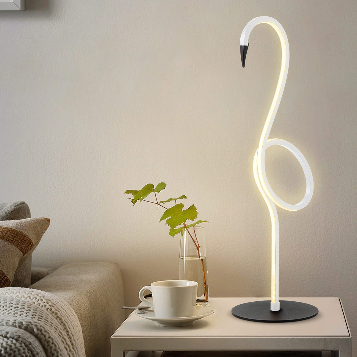 Flamingo 50cm Hvid bordlampe Fra Elstead Lighting - Flamingo &auml;r en konstn&auml;rlig och elegant bordslampa som kombinerar modern design med skulptural estetik.
