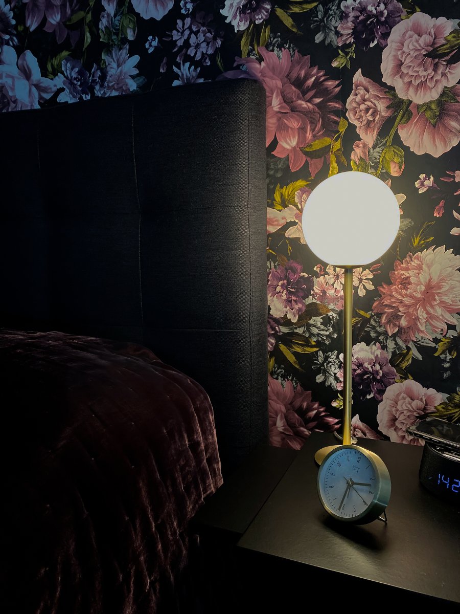 Molekyl 43cm Mat messing bordlampe Fra Aneta Lighting - Lad Molekyl blive et stilfuldt statement i dit hjem &ndash; perfekt til at give dit interi&oslash;r et l&oslash;ft og sprede et behageligt lys, n&aring;r der er st&oslash;rst behov for det.