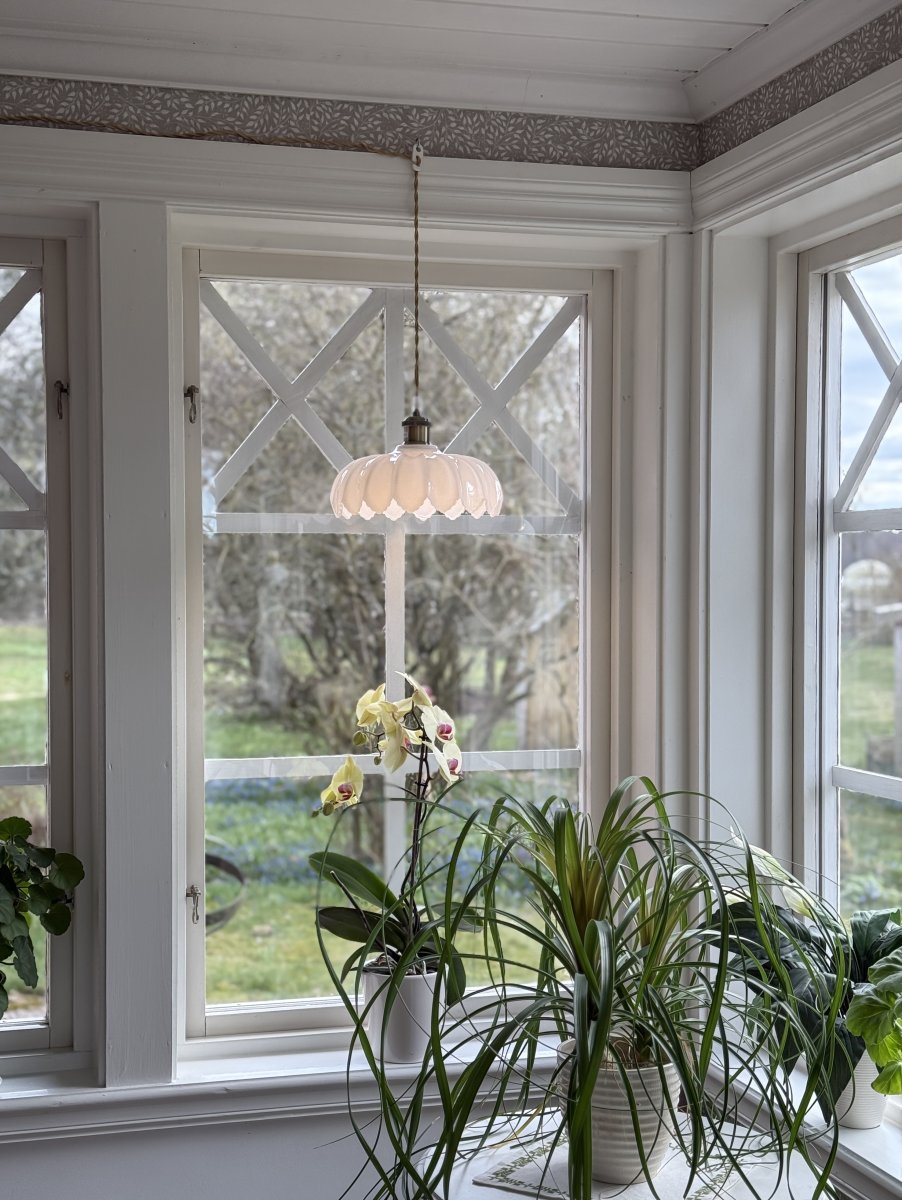 Sofia Ø25 Antik messing/hvid vindueslampe Fra Aneta Lighting - Sofia vindueslampen i romantisk vintagestil er en flot indretningsdetalje, der fungerer lige godt i klassiske, landlige og moderne hjem.