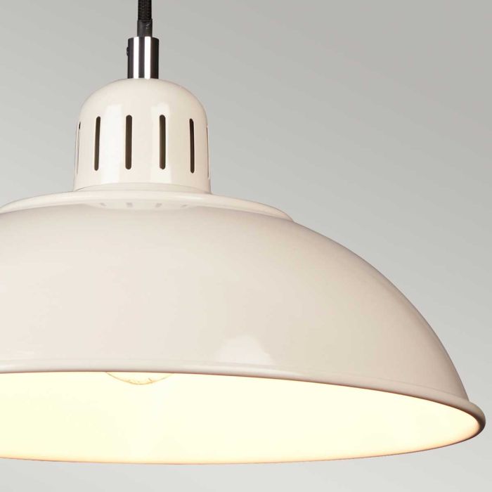 Franklin Ø30 Cremet hvid loftslampe Fra Elstead Lighting - Den vita insidan av sk&auml;rmen ger en klar och bra ljusspridning.