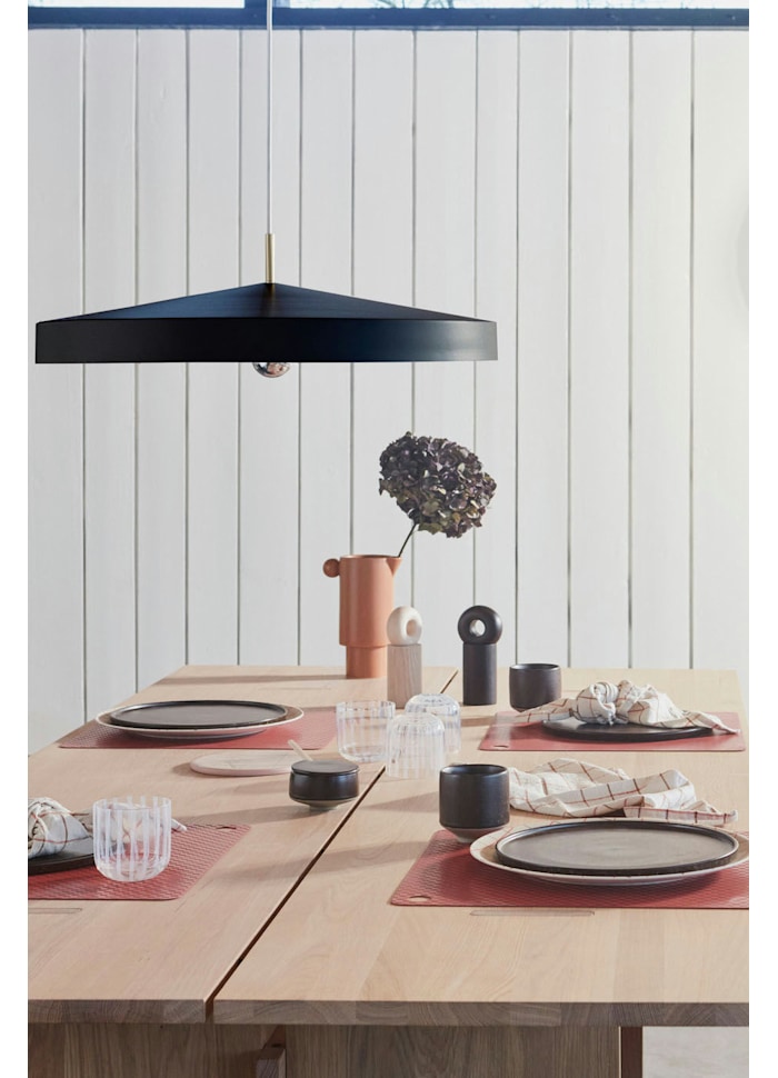 Hatto Ø65 Sort loftslampe Fra OYOY - Hatto pendellampen i sort har et stilfuldt design med en mat finish, elegante messingdetaljer og en tekstilledning.