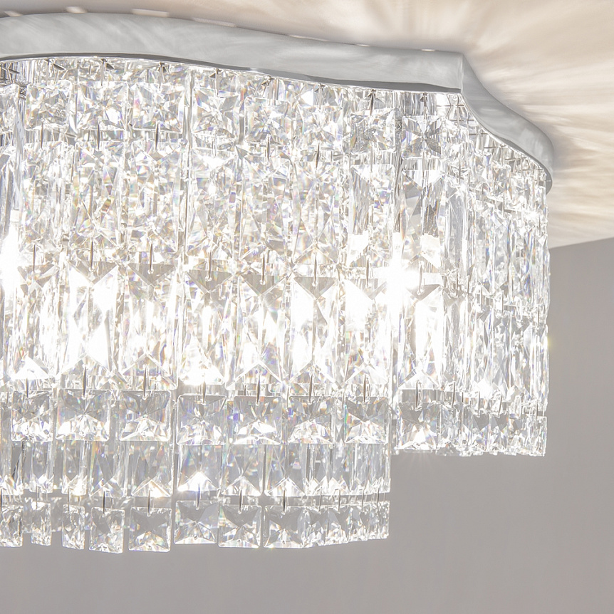 Dune Ø45 Chrom krystal Fra Maytoni - De funklende prismer fanger lyset og skaber en luksuri&oslash;s atmosf&aelig;re i rummet.