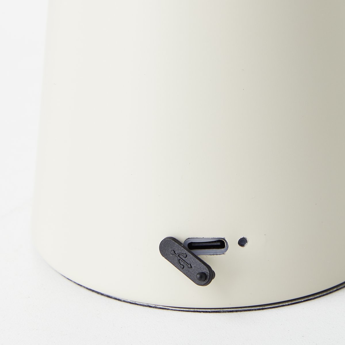 Muffin 18cm Beige bærbar Fra Brilliant - Med sin IP44-klassificering kan Muffin bruges udend&oslash;rs, men den skal oplades og opbevares indend&oslash;rs.