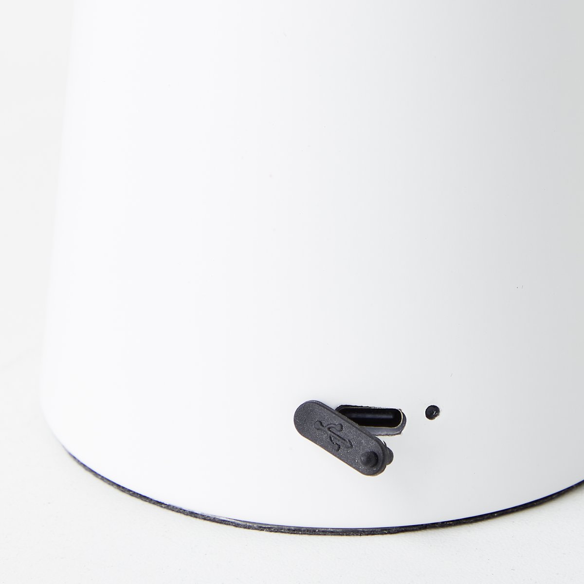 Muffin 18cm Hvid bærbar Fra Brilliant - Med sin IP44-klassificering kan Muffin bruges udend&oslash;rs, men den skal oplades og opbevares indend&oslash;rs.