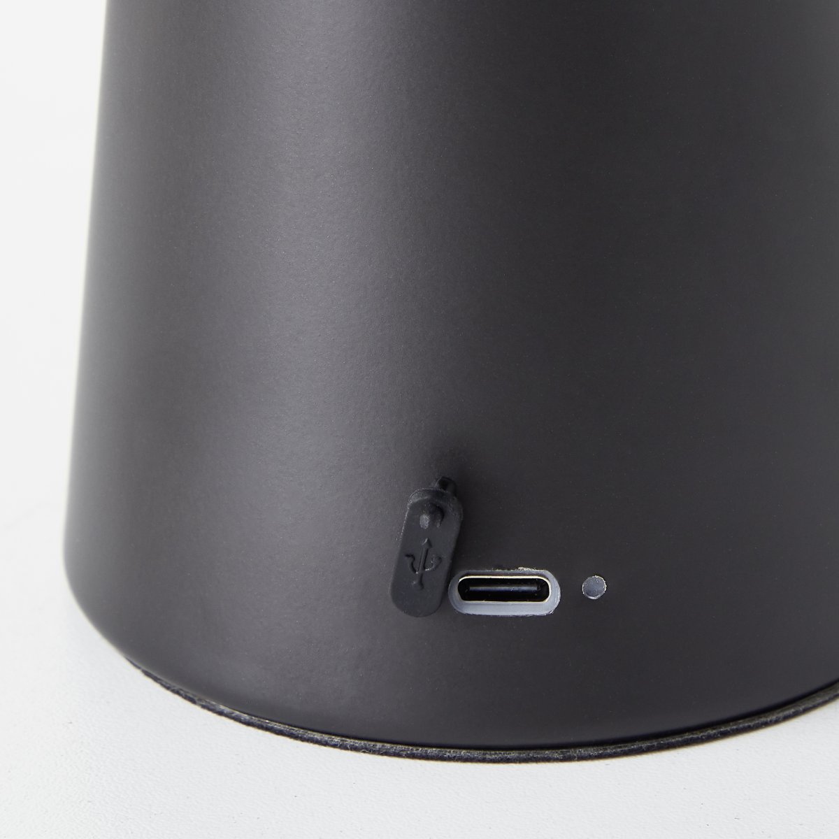 Muffin 18cm Sort bærbar Fra Brilliant - Med sin IP44-klassificering kan Muffin bruges udend&oslash;rs, men den skal oplades og opbevares indend&oslash;rs.