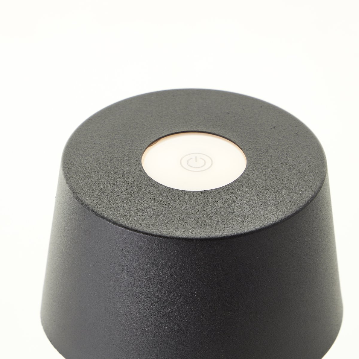 Jona 25cm Sort bærbar Fra Brilliant - P&aring; p&aring; toppen af sk&aelig;rmen er der indbygget en 3-trins lysd&aelig;mper, der g&oslash;r det nemt at justere lyset i tre forskellige trin.