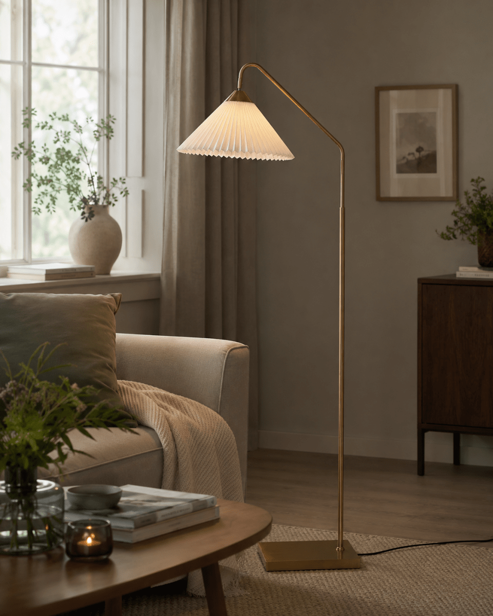 Nonna Antik messing gulvlampe Fra Lampan - Nonna er en elegant metalgulvlampe med en smuk antik messingfinish, der giver et varmt og tidl&oslash;st udtryk.