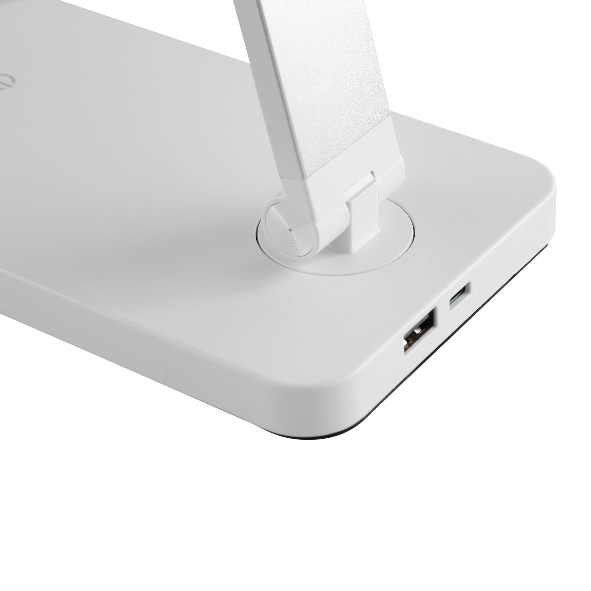 Lomina 38cm Hvid skrivebordslampe Fra Brilliant - Med både USB-C og USB-stik kan du nemt oplade eksterne enheder direkte fra lampen, hvilket gør Lomina til en praktisk og stilfuld løsning til moderne skriveborde.