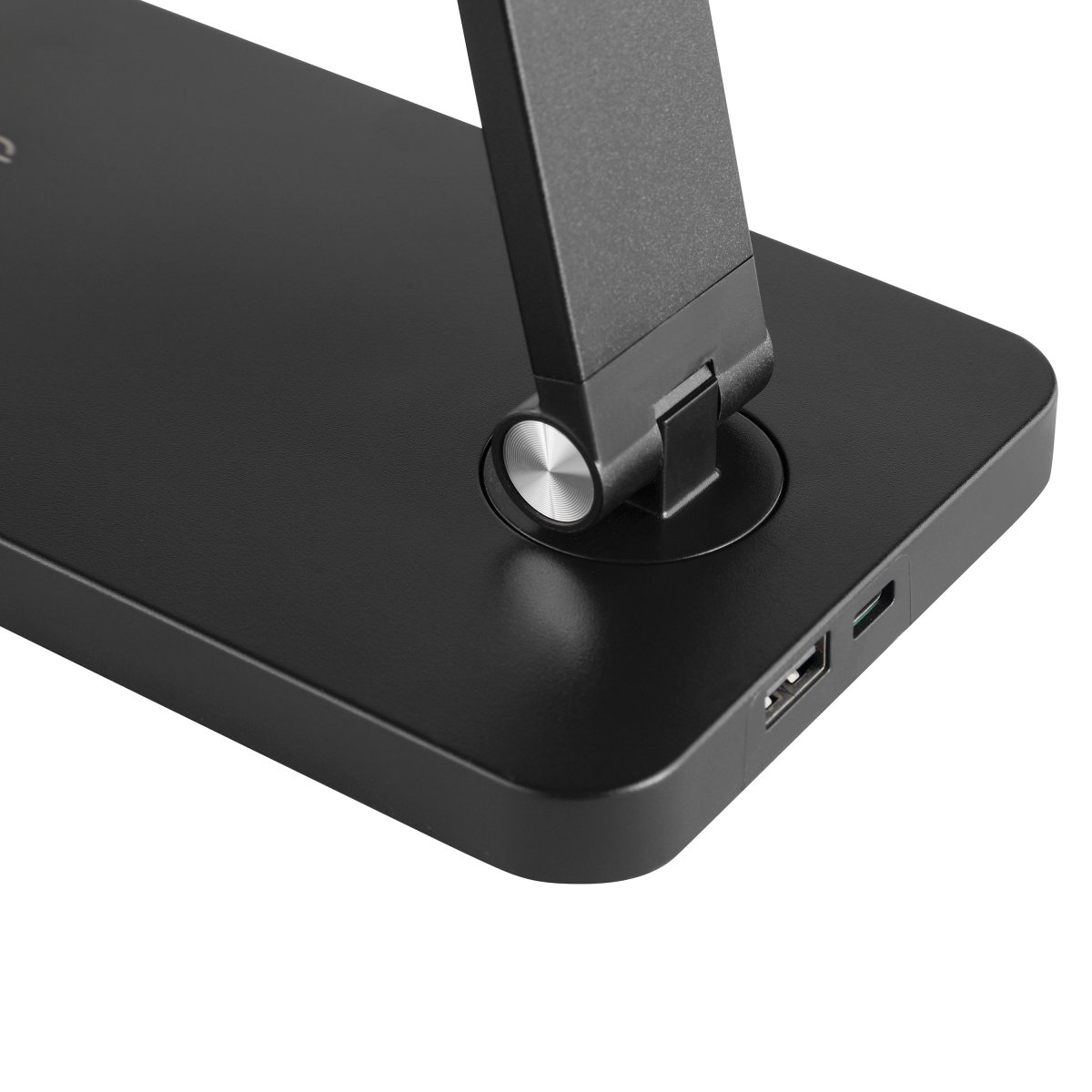 Lomina 38cm Sort skrivebordslampe Fra Brilliant - Med både USB-C og USB-stik kan du nemt oplade eksterne enheder direkte fra lampen, hvilket gør Lomina til en praktisk og stilfuld løsning til moderne skriveborde.