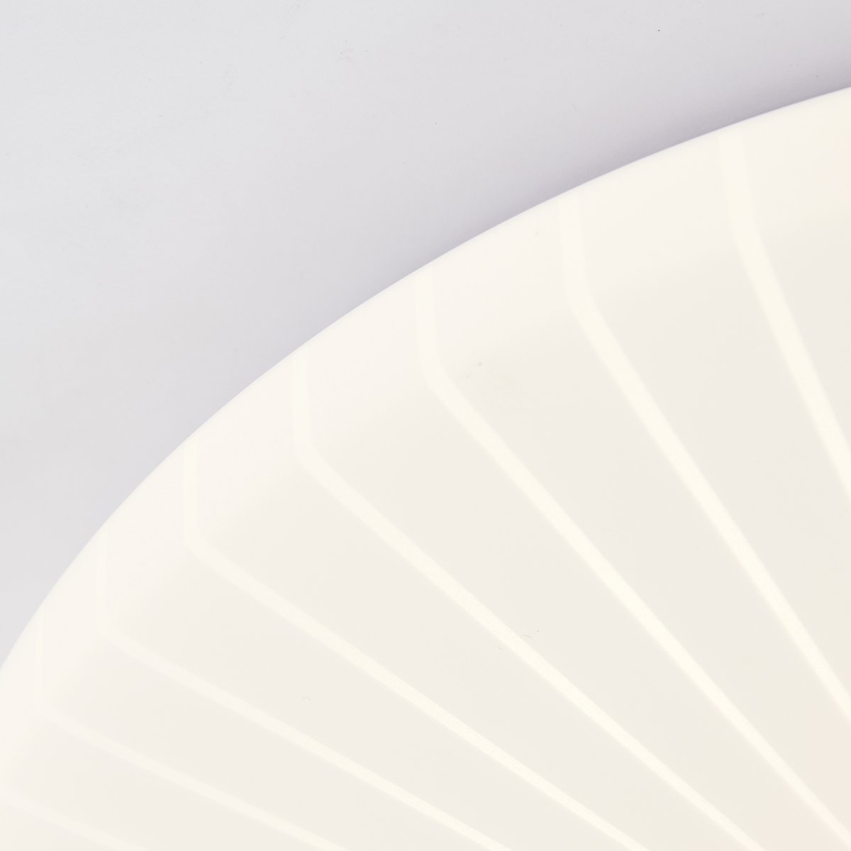 Fenja Ø34 Hvid plafond Fra Brilliant - Den integrerede LED-lyskilde giver et varmt hvidt lys på 3000K og har en lysstyrke på 2600 lumen - perfekt til at skabe et behageligt og godt oplyst miljø i for eksempel en entré eller et køkken.