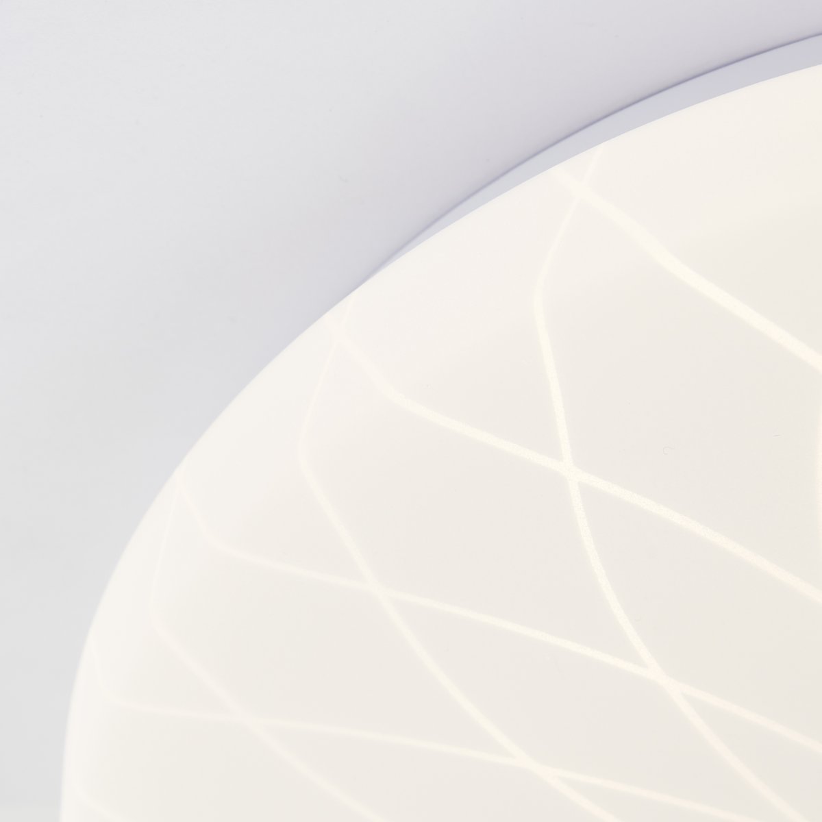 Farah Ø26 Hvid plafond Fra Brilliant - Den integrerede LED-lyskilde giver et varmt hvidt lys p&aring; 3000K og har en lysstyrke p&aring; 1400 lumen - perfekt til at skabe et behageligt og godt oplyst milj&oslash; i for eksempel en entr&eacute; eller et k&oslash;kken.