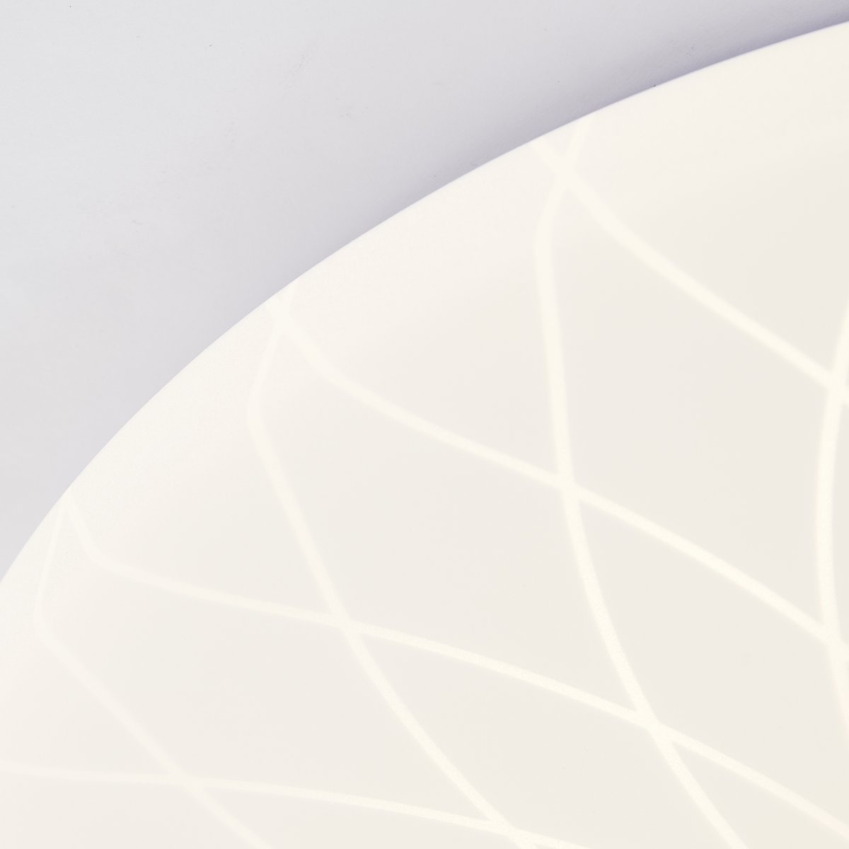 Farah Ø34 Hvid plafond Fra Brilliant - Den integrerede LED-lyskilde giver et varmt hvidt lys p&aring; 3000K og har en lysstyrke p&aring; 2600 lumen - perfekt til at skabe et behageligt og godt oplyst milj&oslash; i for eksempel en entr&eacute; eller et k&oslash;kken.