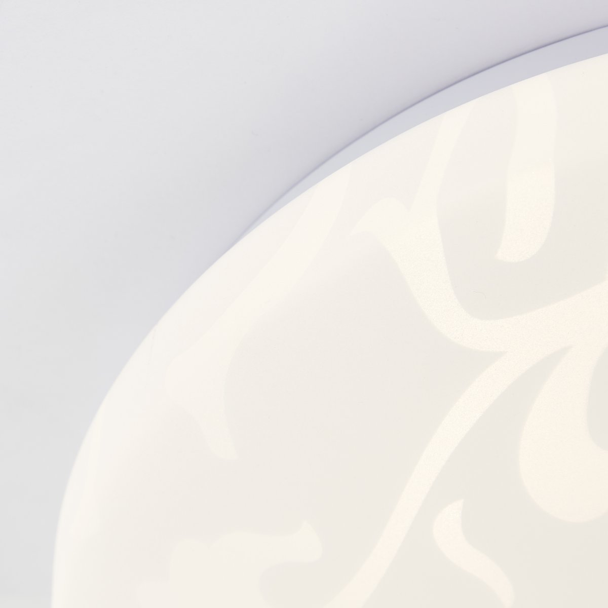 Clarica Ø26 Hvid plafond Fra Brilliant - Den integrerede LED-lyskilde giver et varmt hvidt lys på 3000K og har en lysstyrke på 1400 lumen - perfekt til at skabe et behageligt og godt oplyst miljø i for eksempel en entré eller et køkken.