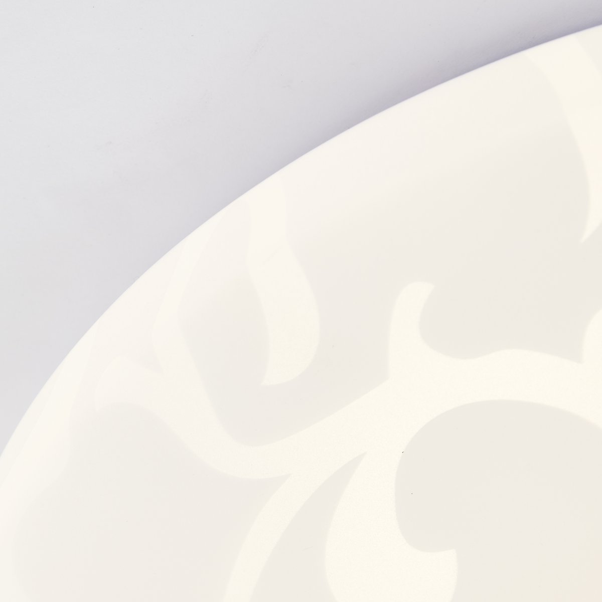 Clarica Ø34 Hvid plafond Fra Brilliant - Den integrerede LED-lyskilde giver et varmt hvidt lys på 3000K og har en lysstyrke på 2600 lumen - perfekt til at skabe et behageligt og godt oplyst miljø i for eksempel en entré eller et køkken.