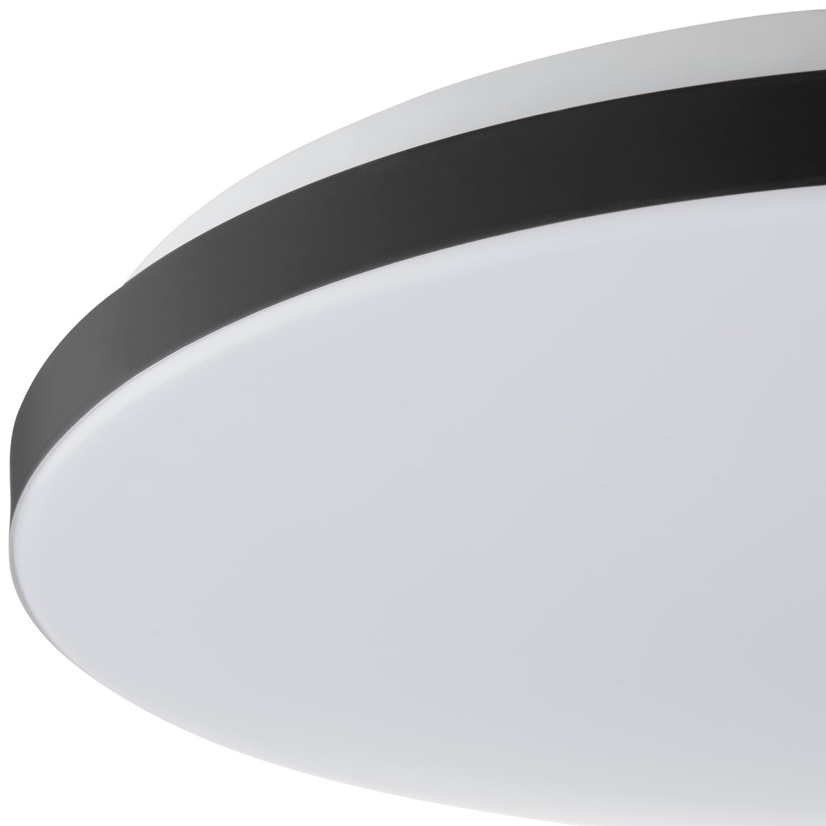 Livio Ø38 Sort plafond Fra Brilliant - Med en lysstyrke på 2500 lumen og en varm hvid glød på 3000K giver lampen et kraftfuldt og behageligt lys, der er perfekt til rum, hvor man har brug for at se klart - uden at gå på kompromis med atmosfæren.